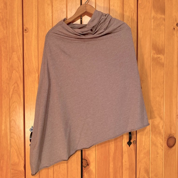 Poncho - Picture 2 of 5